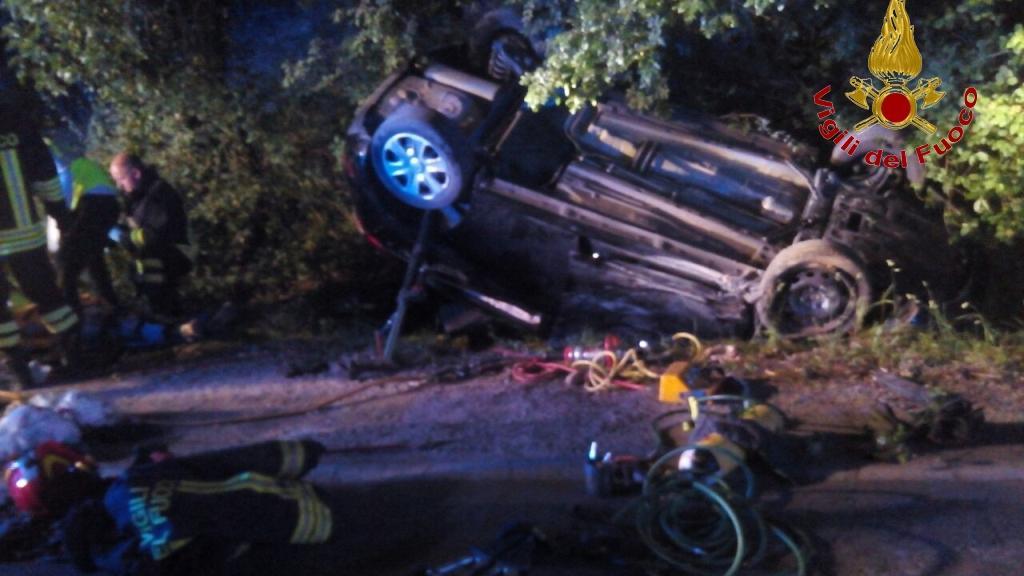 L'auto ribaltata in via Monteboro a Empoli