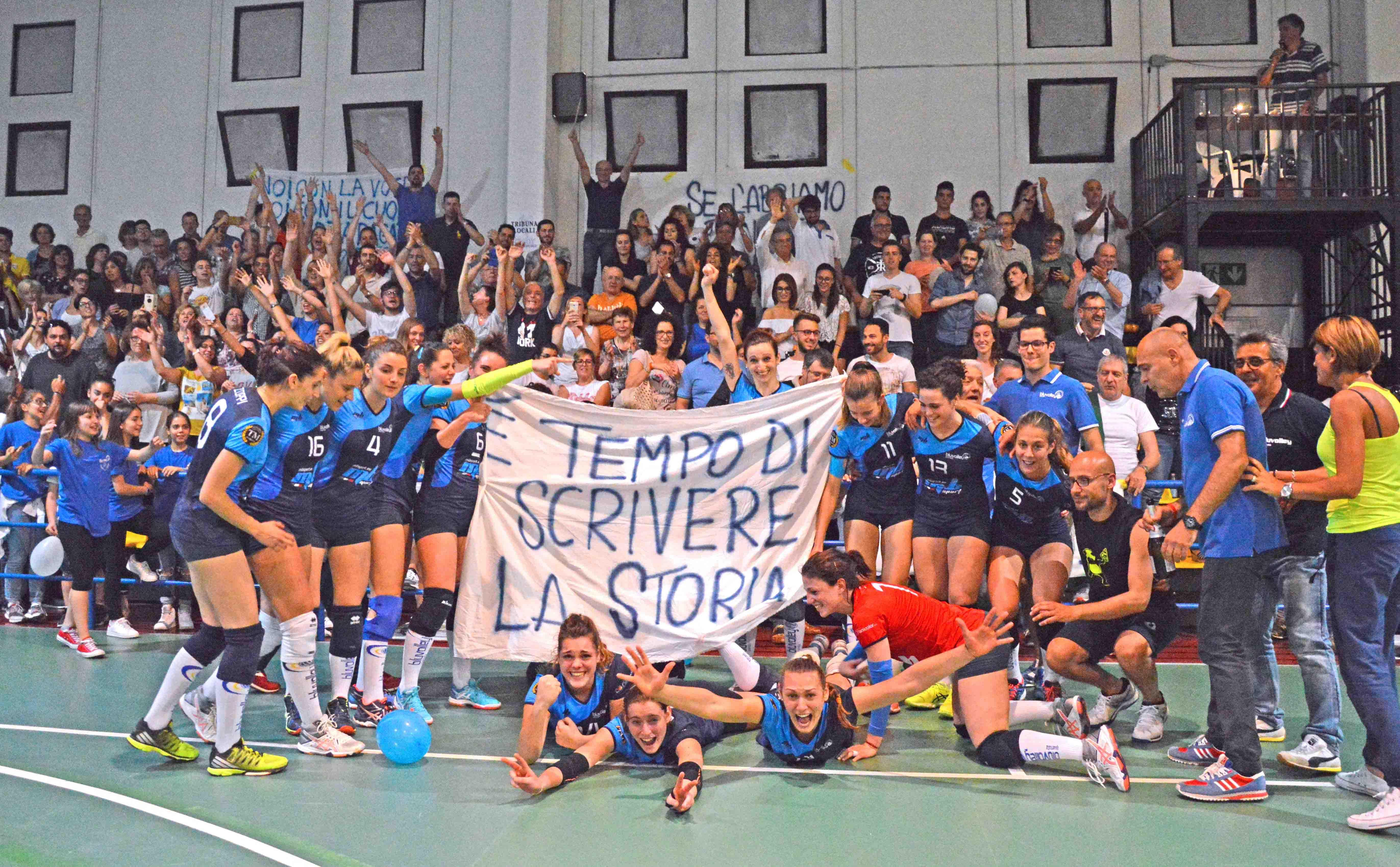 "E' tempo di scrivere la storia": le ragazze del Blu davanti al loro pubblico (foto Gori)