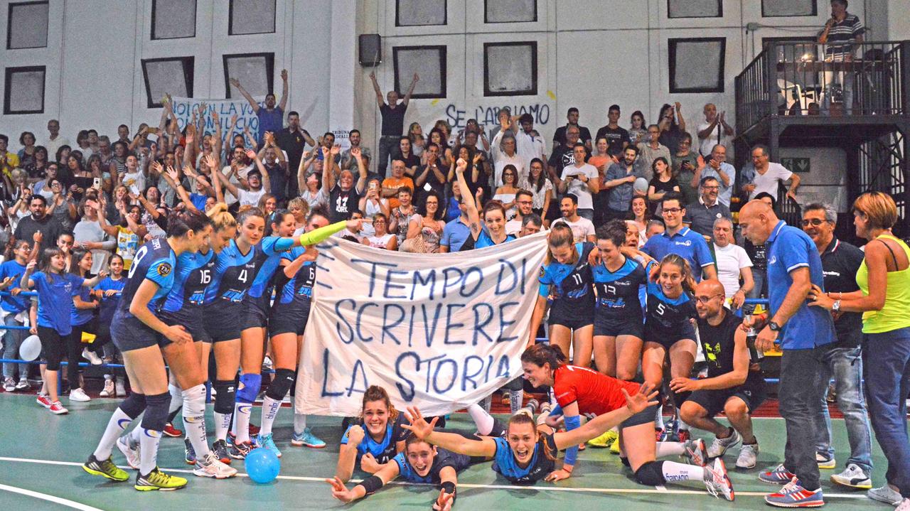 "E' tempo di scrivere la storia": le ragazze del Blu davanti al loro pubblico (foto Gori)