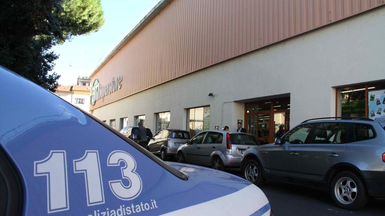La polizia davanti al supermercato Pam di via Ferrucci (foto d'archivio)