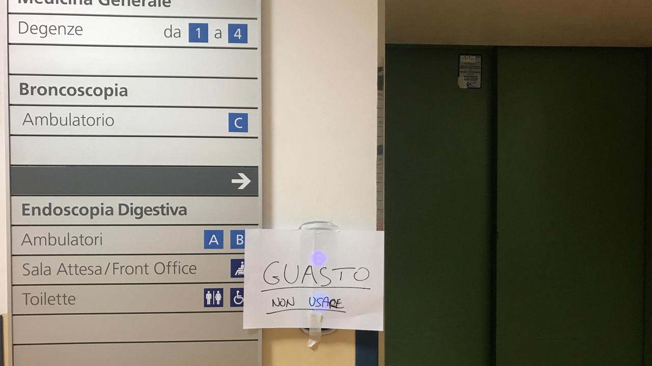 Il foglio che indica che l'ascensore è guasto (Riccardo Repetti/Pentafoto)