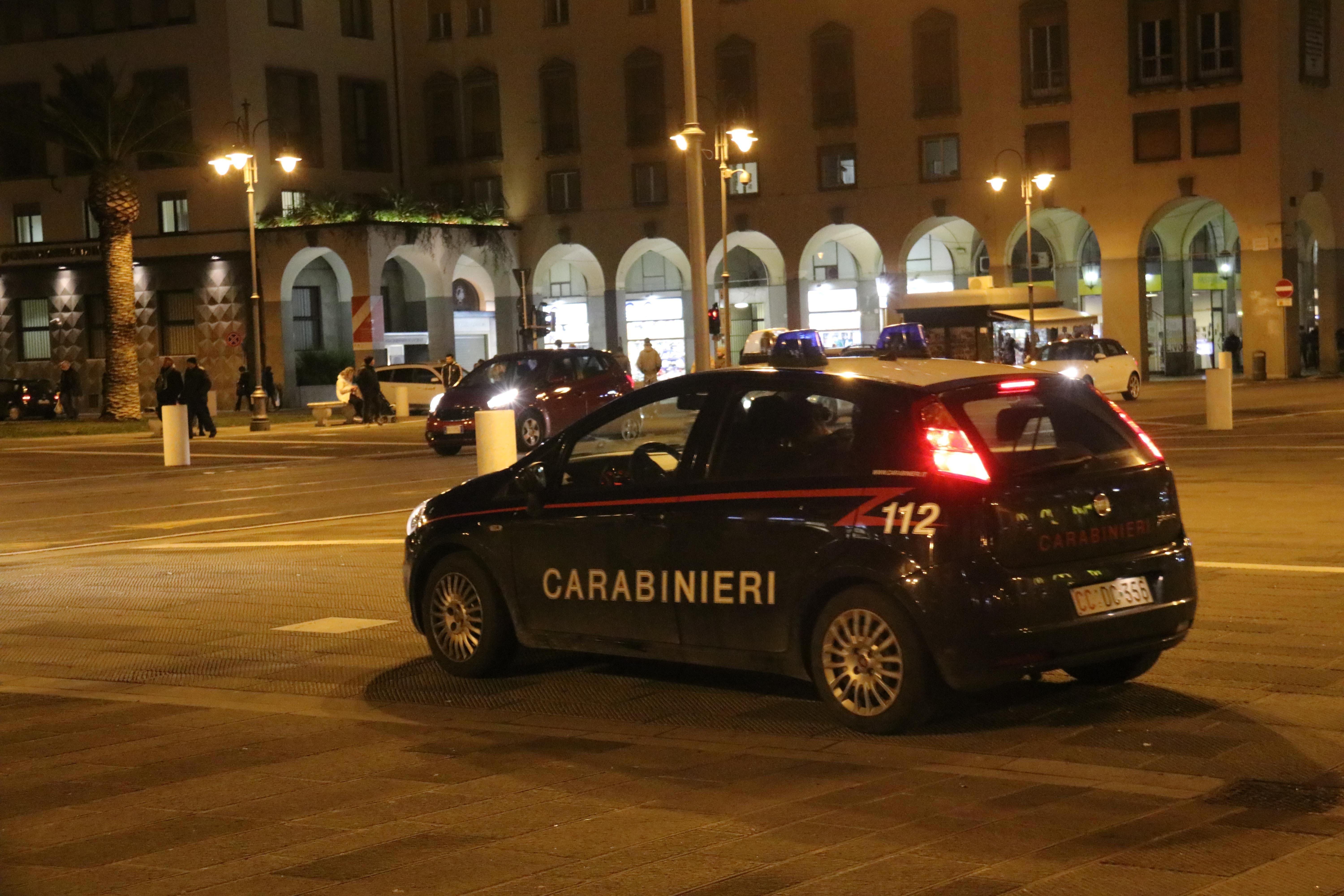 Evade dai domiciliari e tenta di forzare un'auto: nei guai una livornese di 45 anni