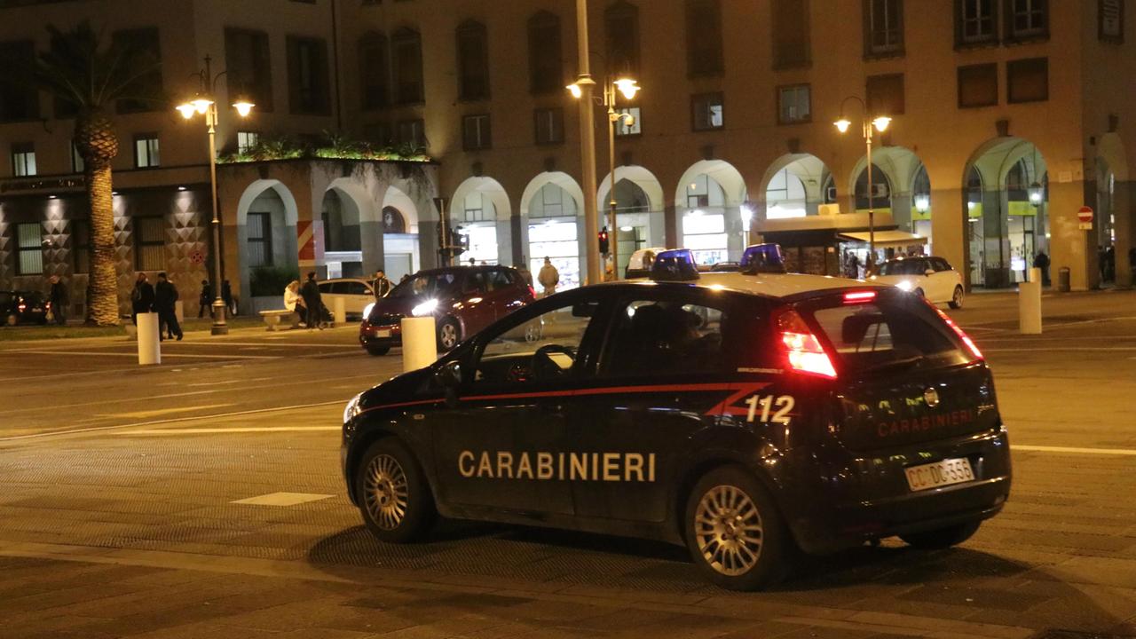 Evade dai domiciliari e tenta di forzare un'auto: nei guai una livornese di 45 anni