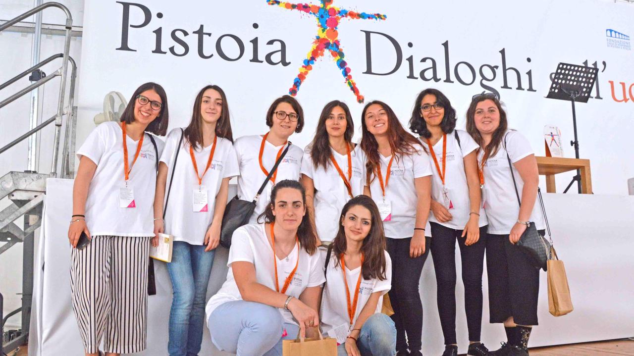 Un gruppo di giovani volontari per i Dialoghi sull'UOmo 2017 (Foto Gori)