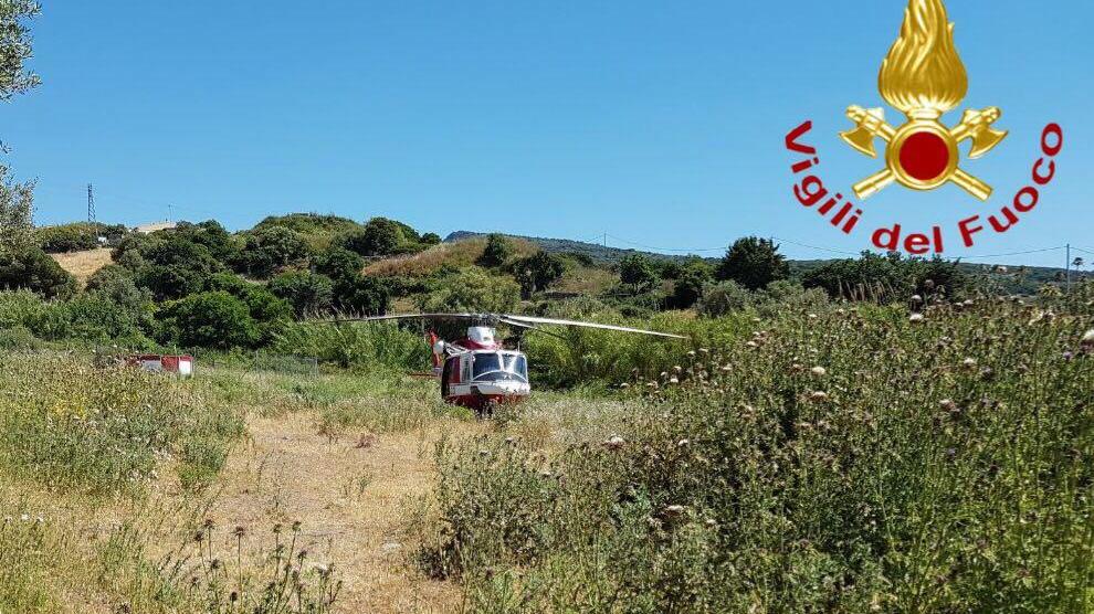 L'elicottero dei vigili del fuoco decolla da Cuglieri