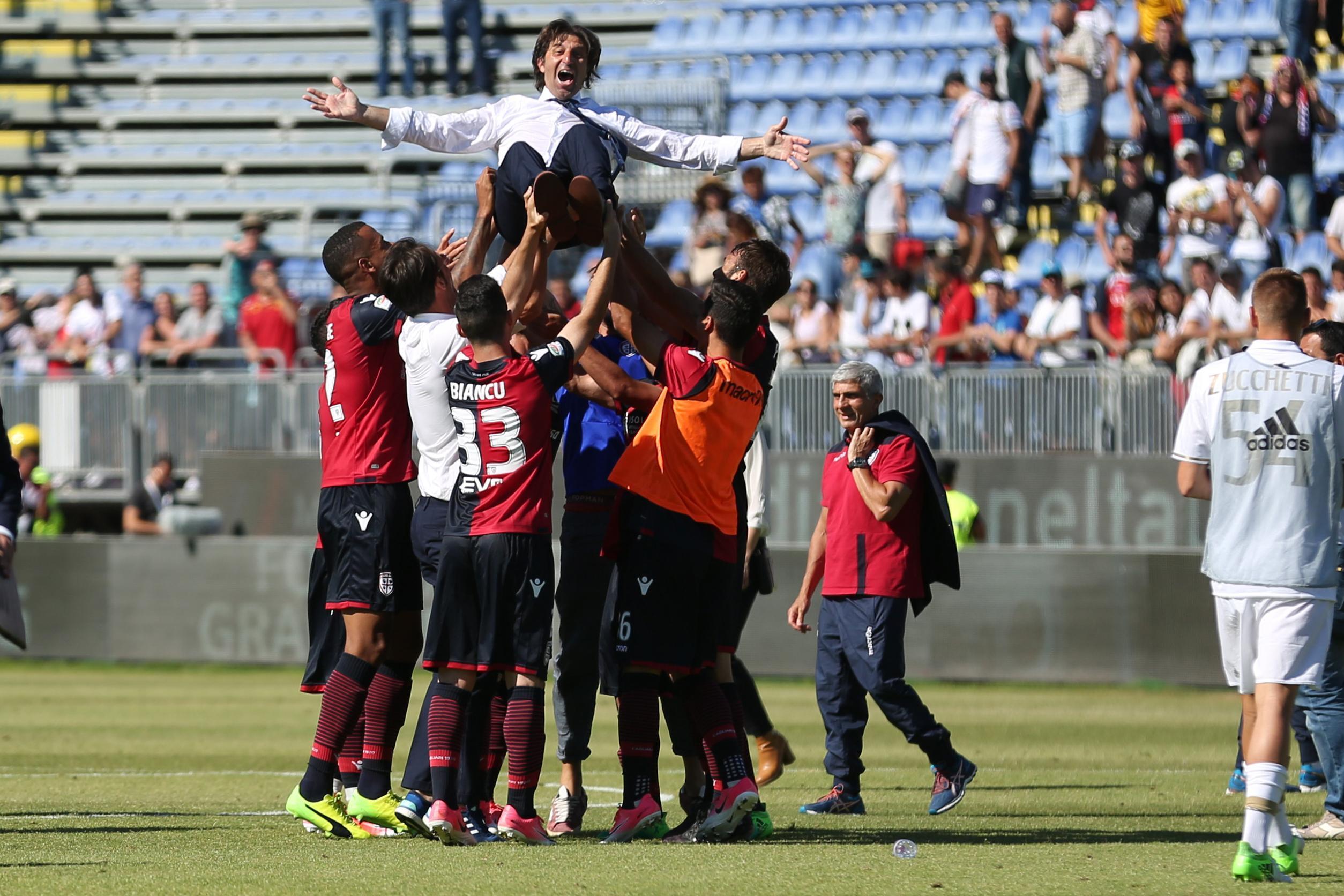 Il Cagliari dice addio al vecchio Sant'Elia battendo il Milan 2-1