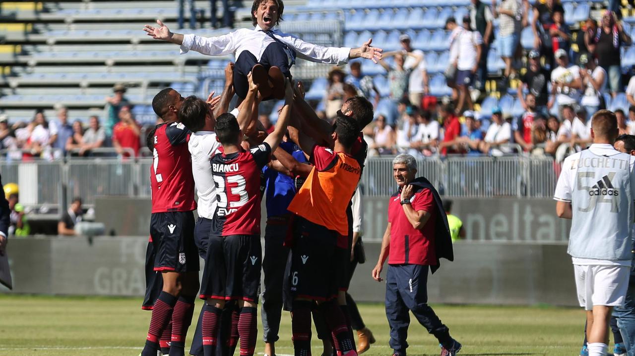 Il Cagliari dice addio al vecchio Sant'Elia battendo il Milan 2-1