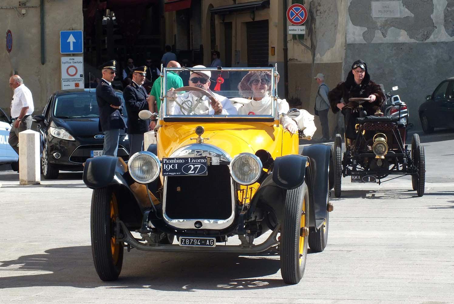 L'immagine di una delle auto d'epoca prima in sosta e poi in partenza da piazza Bovio (fotoservizio Paolo Barlettani)