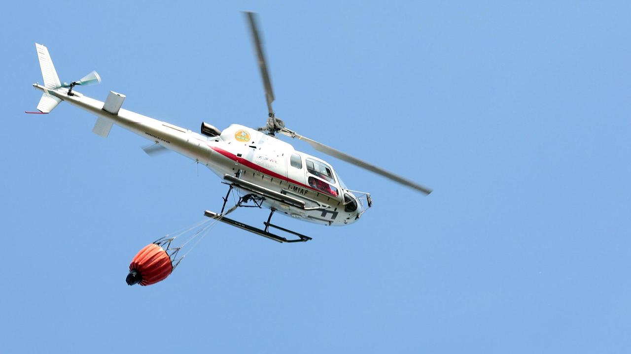 Un elicottero antincendio in azione (foto Sestini)