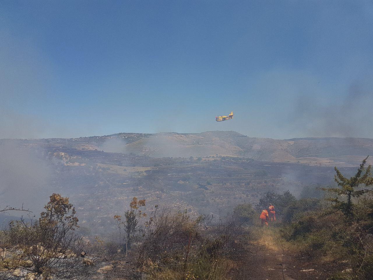 Vasto incendio nelle campagne di Usini, in azione Canadair ed elicotteri 