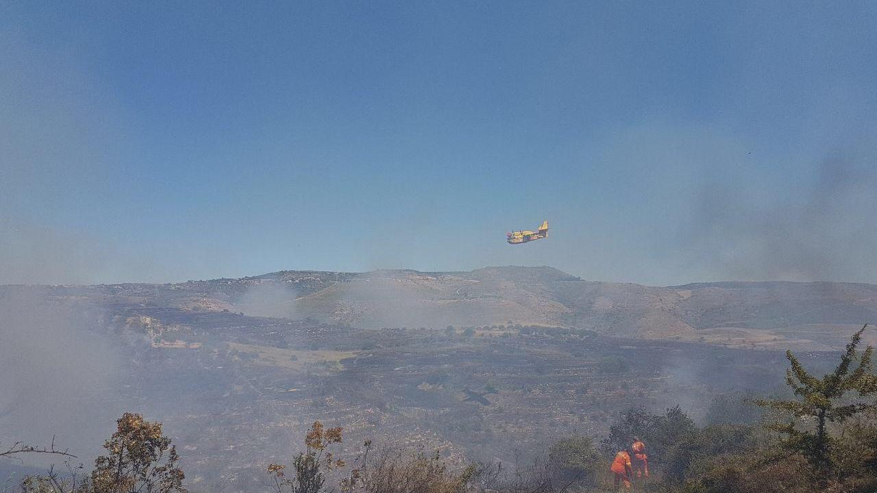 Vasto incendio nelle campagne di Usini, in azione Canadair ed elicotteri 