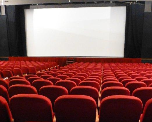 Giovanissimi attori improvvisano in scena 