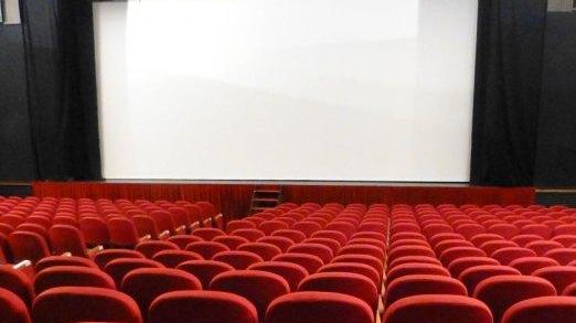Giovanissimi attori improvvisano in scena