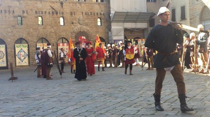 Un momento della sfilata storica dei balestrieri