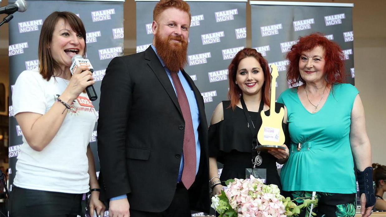 La vincitrice Eliza sul palco per la premiazione (Foto nucci)