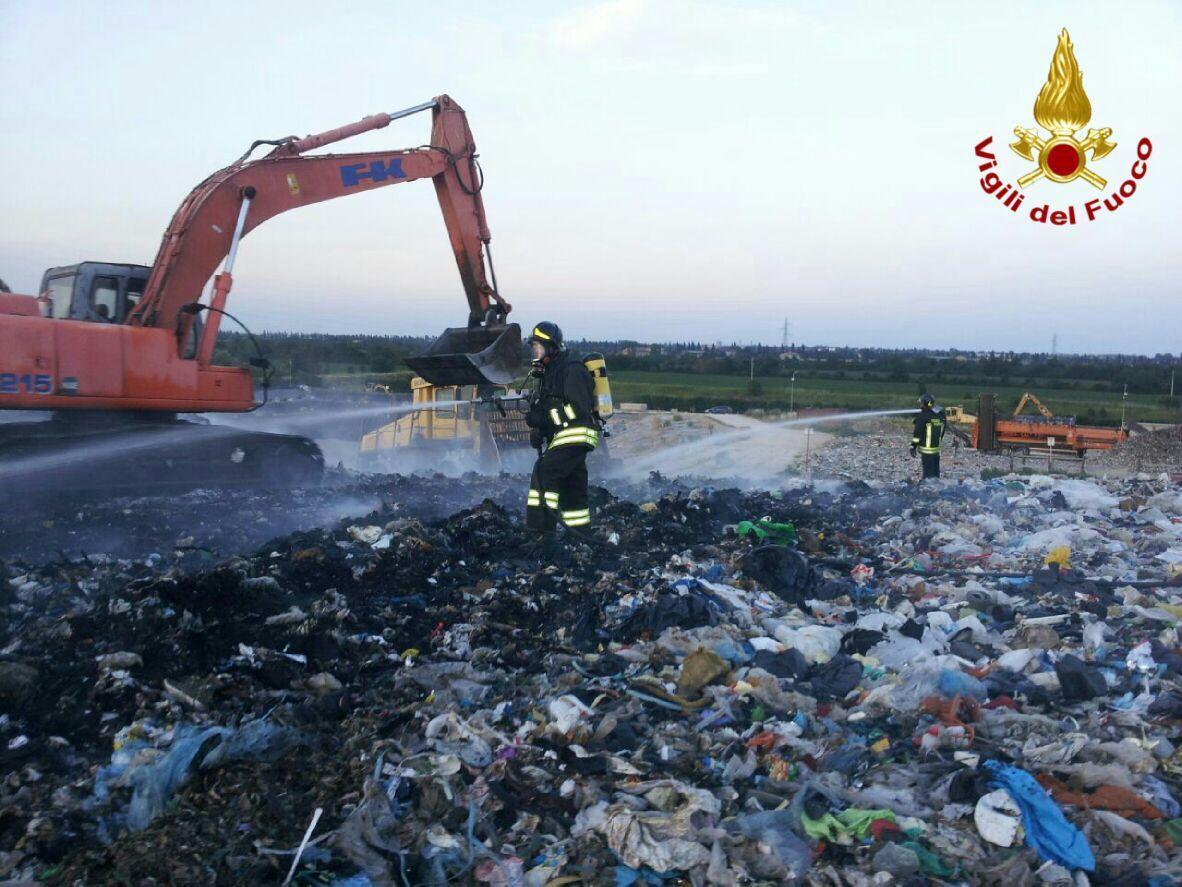 Novellara, incendio nella discarica rifiuti della Sabar
