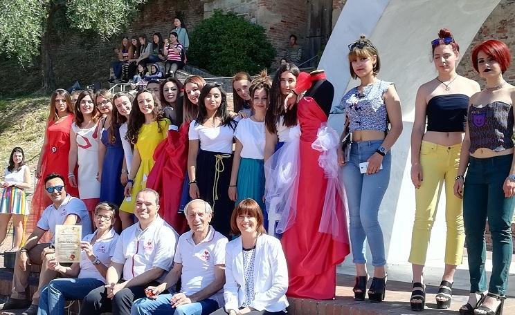 Sfilano le creazioni dei ragazzi del Checchi