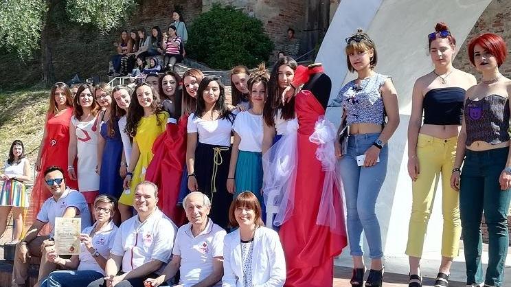 Sfilano le creazioni dei ragazzi del Checchi