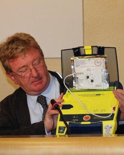 Anziano colpito da infarto salvato con il defibrillatore