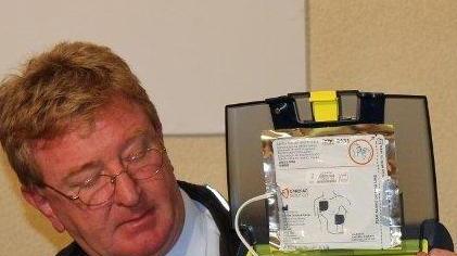 Anziano colpito da infarto salvato con il defibrillatore