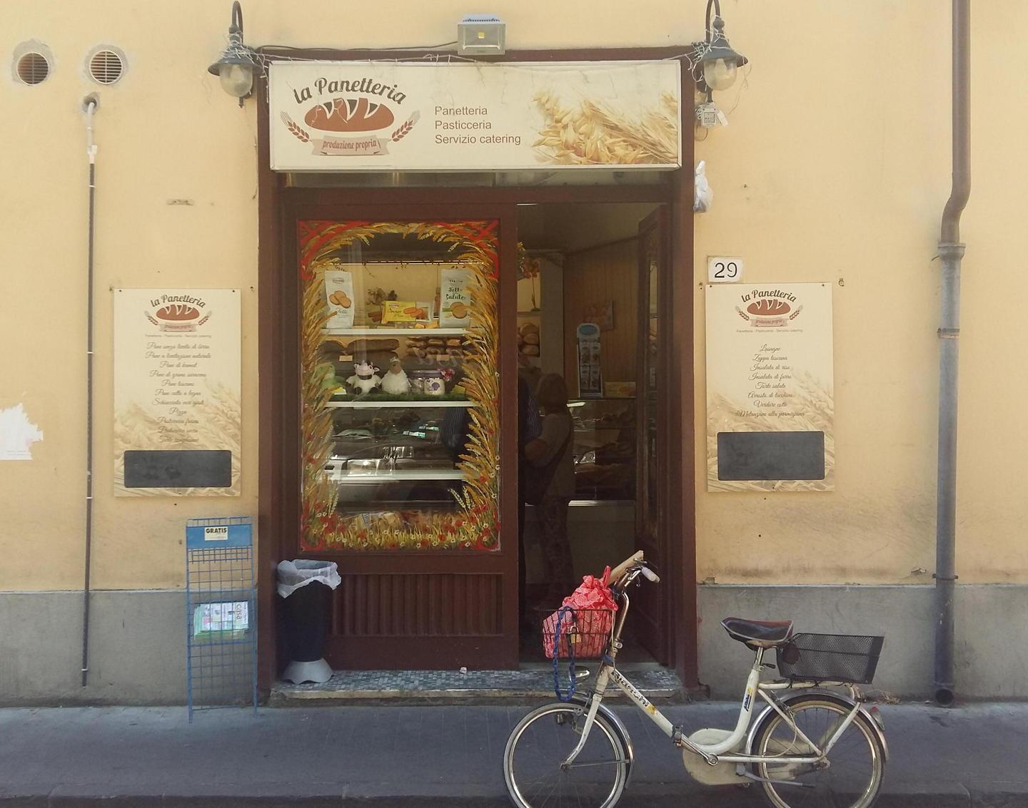 Armato di siringa rapina una panetteria 