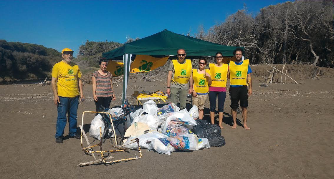 legambiente ripulisce la spiaggia di bibbona