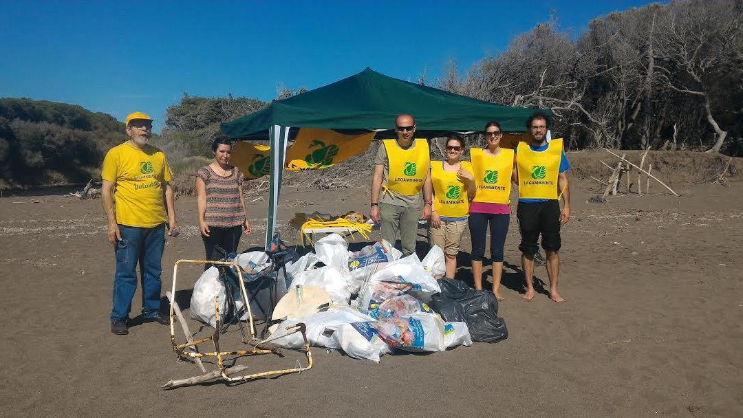 legambiente ripulisce la spiaggia di bibbona
