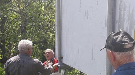 Torna il cartello di benvenuto, l’hanno messo i volontari