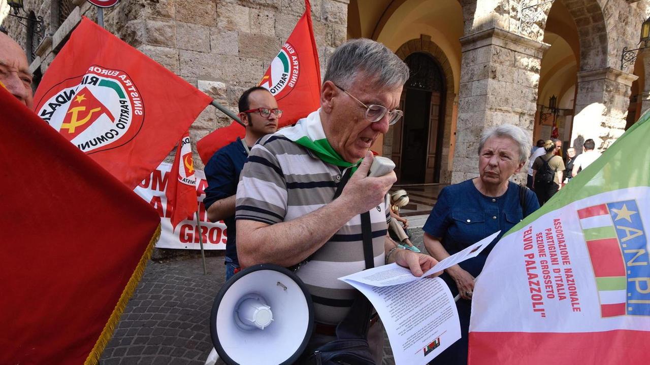 Un flashmob antifascista di fronte al municipio