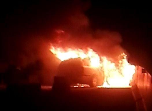 Auto in fiamme sulla Senese Conducente vivo per miracolo 