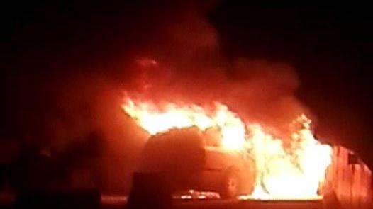 Auto in fiamme sulla Senese Conducente vivo per miracolo