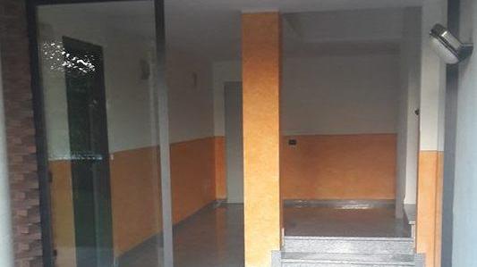 Ladri a Finale: rubato il portone di un palazzo