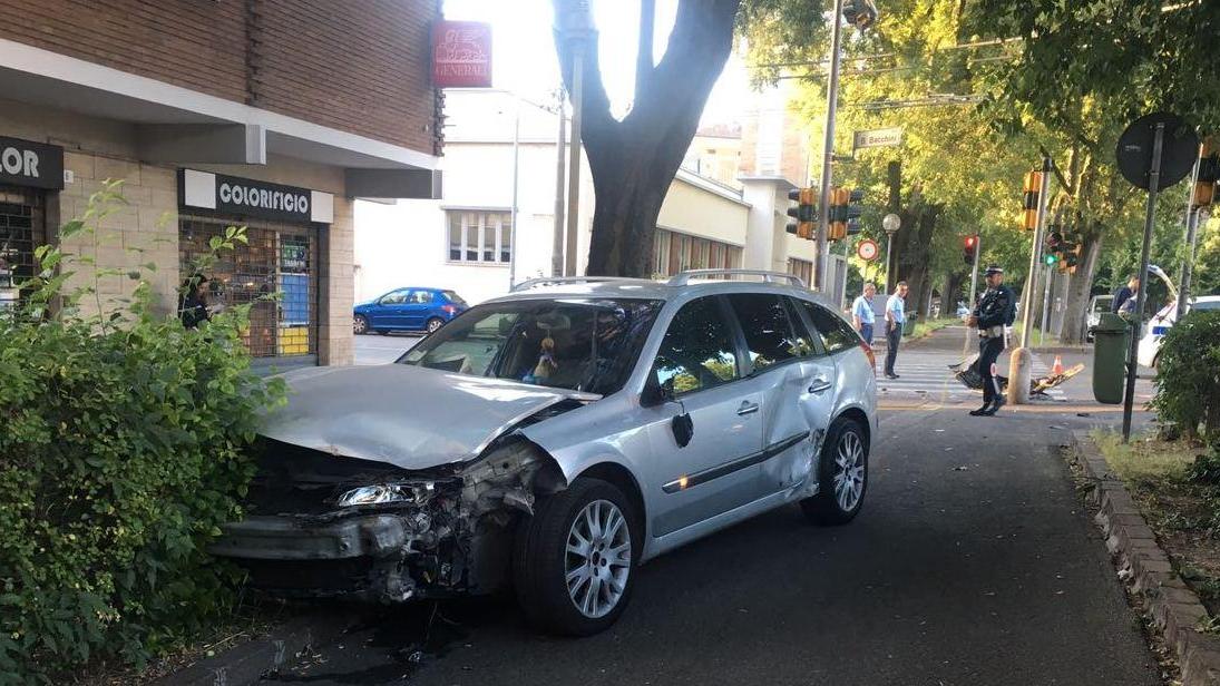 Scontro, auto finisce sulla ciclabile