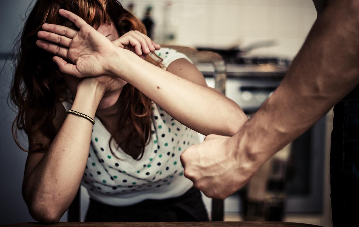 Picchia la moglie incinta di sette mesi davanti al figlio 