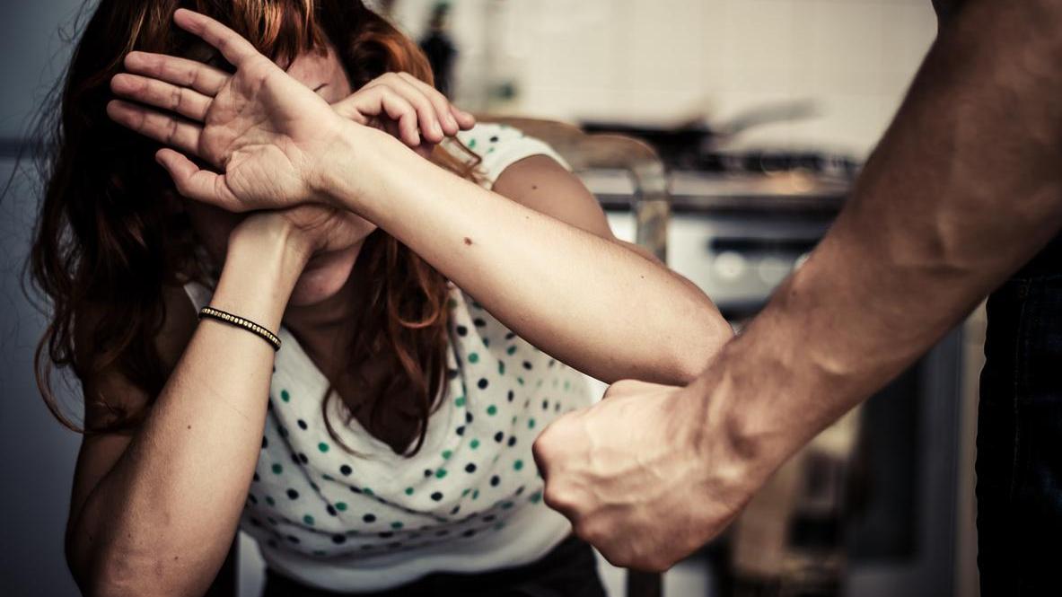 Picchia la moglie incinta di sette mesi davanti al figlio
