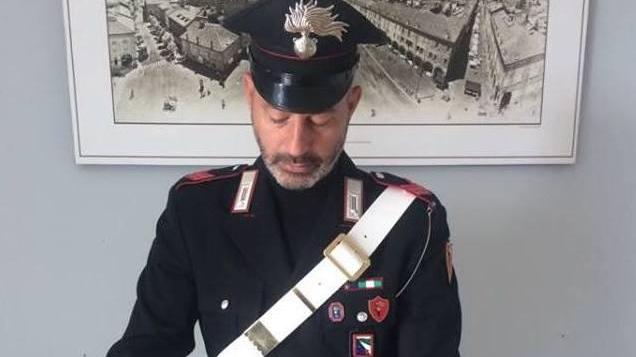 Le chiede il pizzo per l’elemosina, la rapina e la picchia
