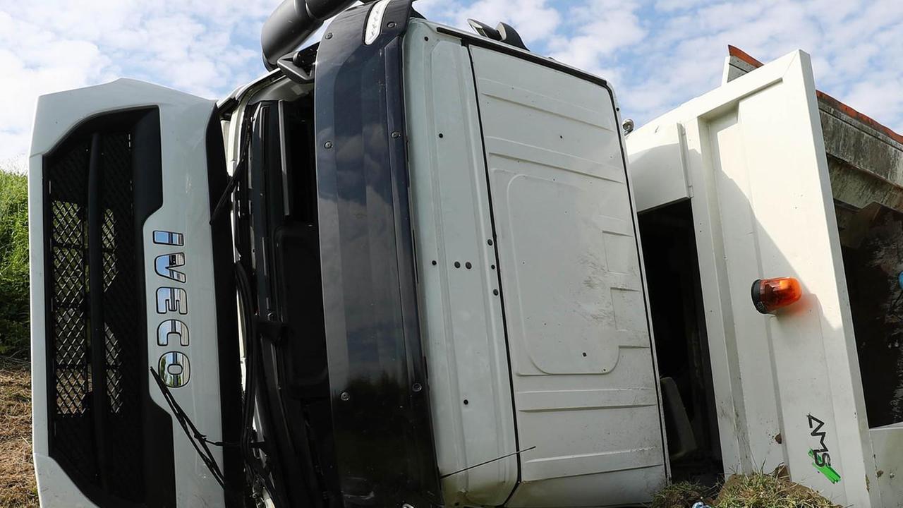 Camion rovesciato, l’autista migliora