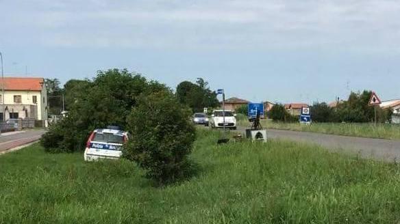Critiche all’auto dei vigili nascosta
