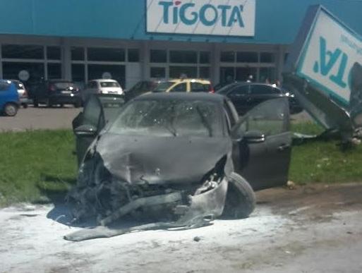 Auto va a fuoco dopo lo schianto 