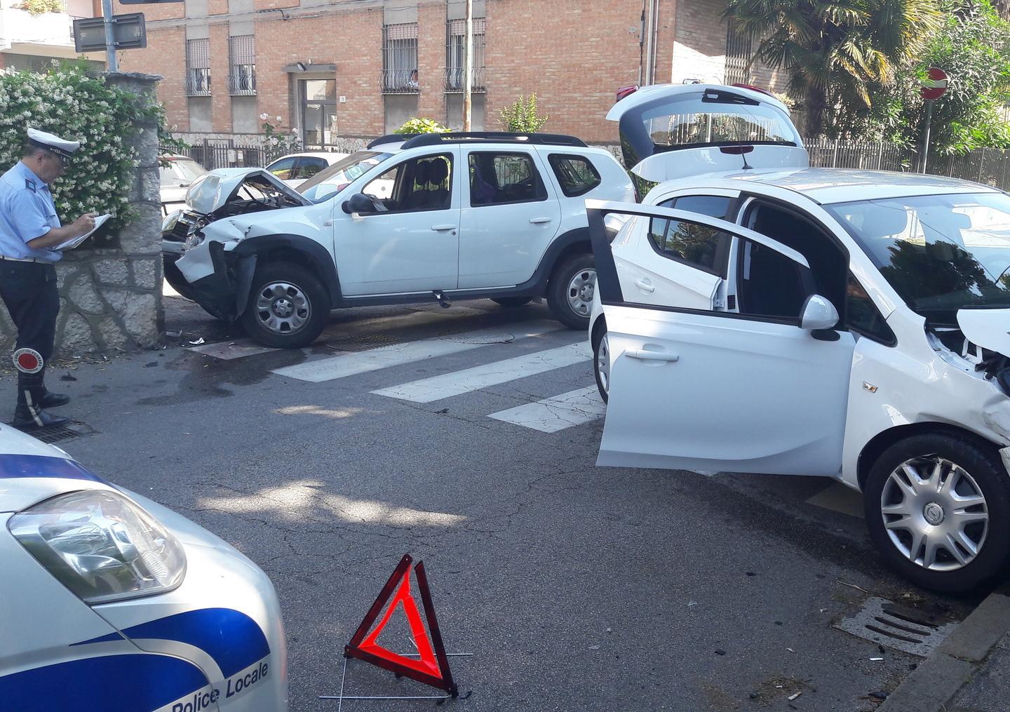 Scontro tra due auto all’incrocio, un ferito al Sant’Anna