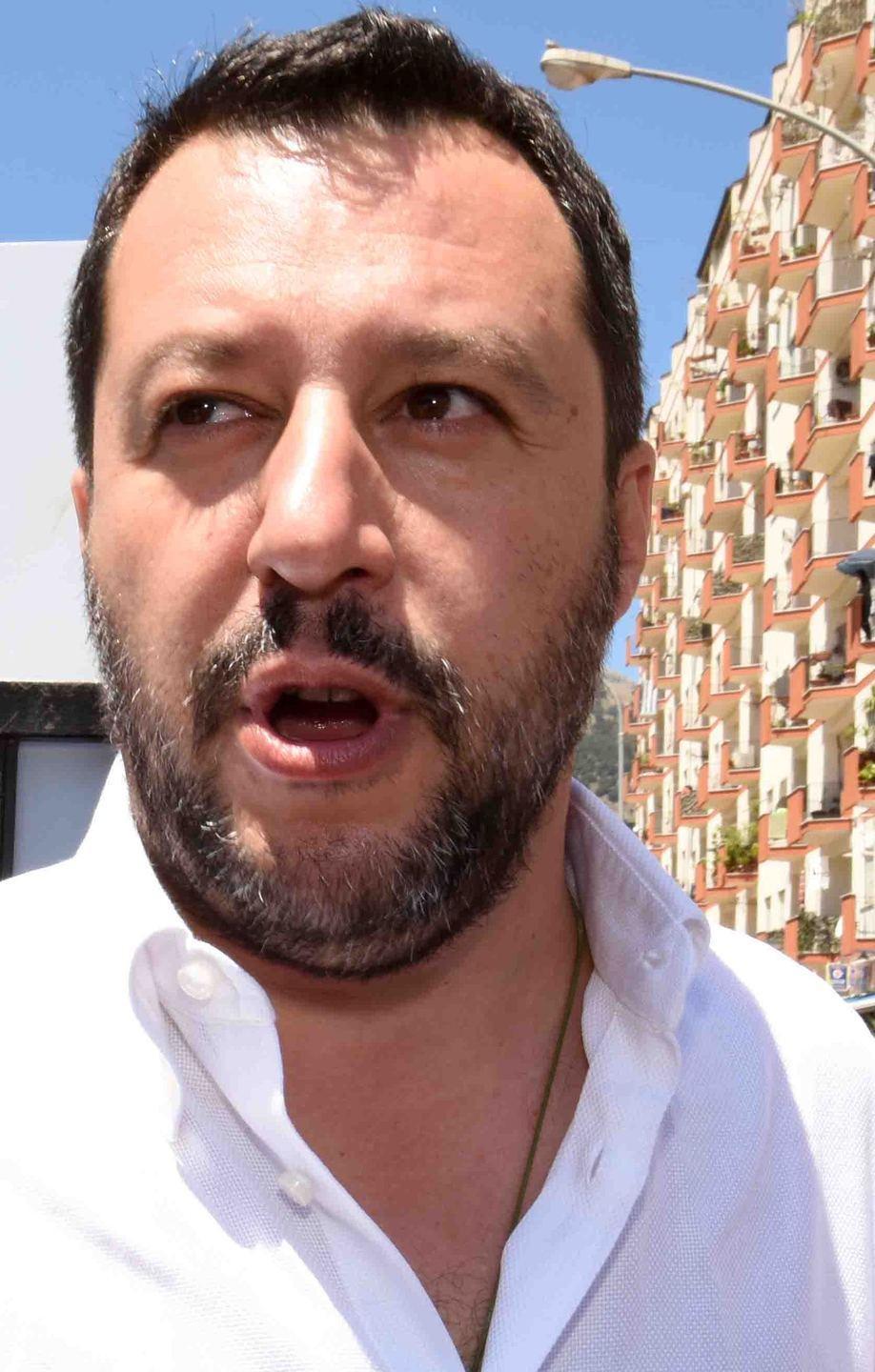 Monsignor Perego e Salvini si sfiorano a Porto Garibaldi 