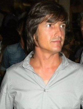 Si schianta e muore nella rotatoria 