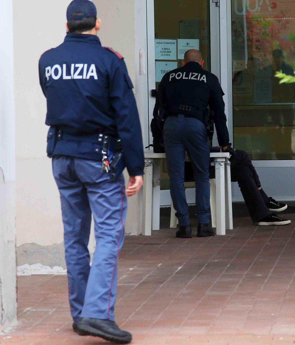 Otto afghani nascosti nel camion 