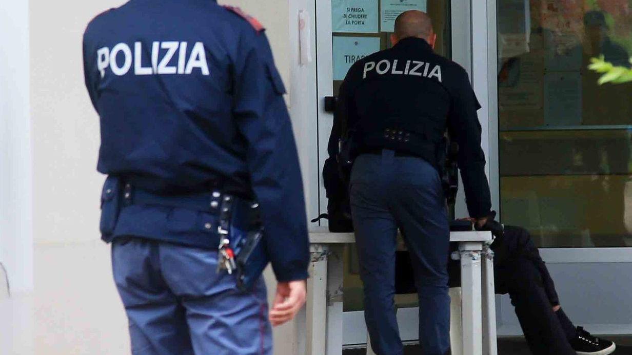 Otto afghani nascosti nel camion