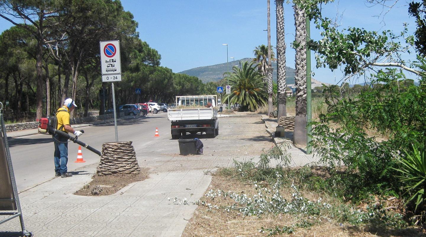 Operai comunali al lavoro per rimettere a nuovo la città