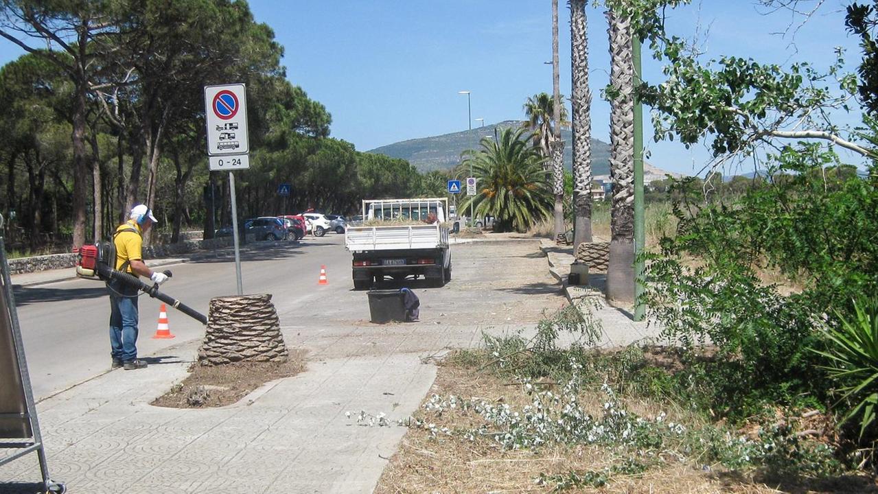 Operai comunali al lavoro per rimettere a nuovo la città