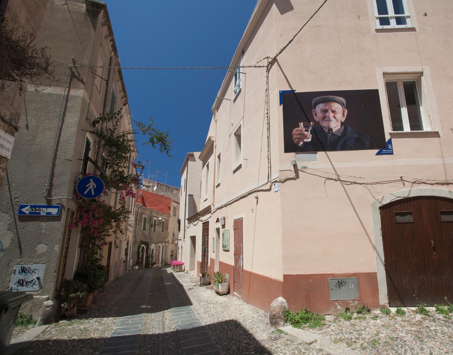 Centenari, un viaggio in venti immagini tra le strade e i bastioni di Alghero 