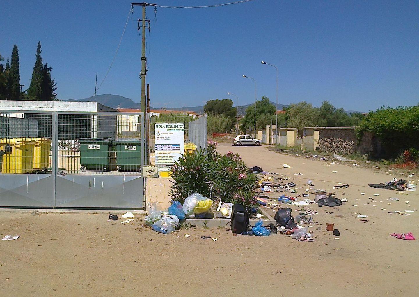 Discarica di rifiuti all’isola ecologica