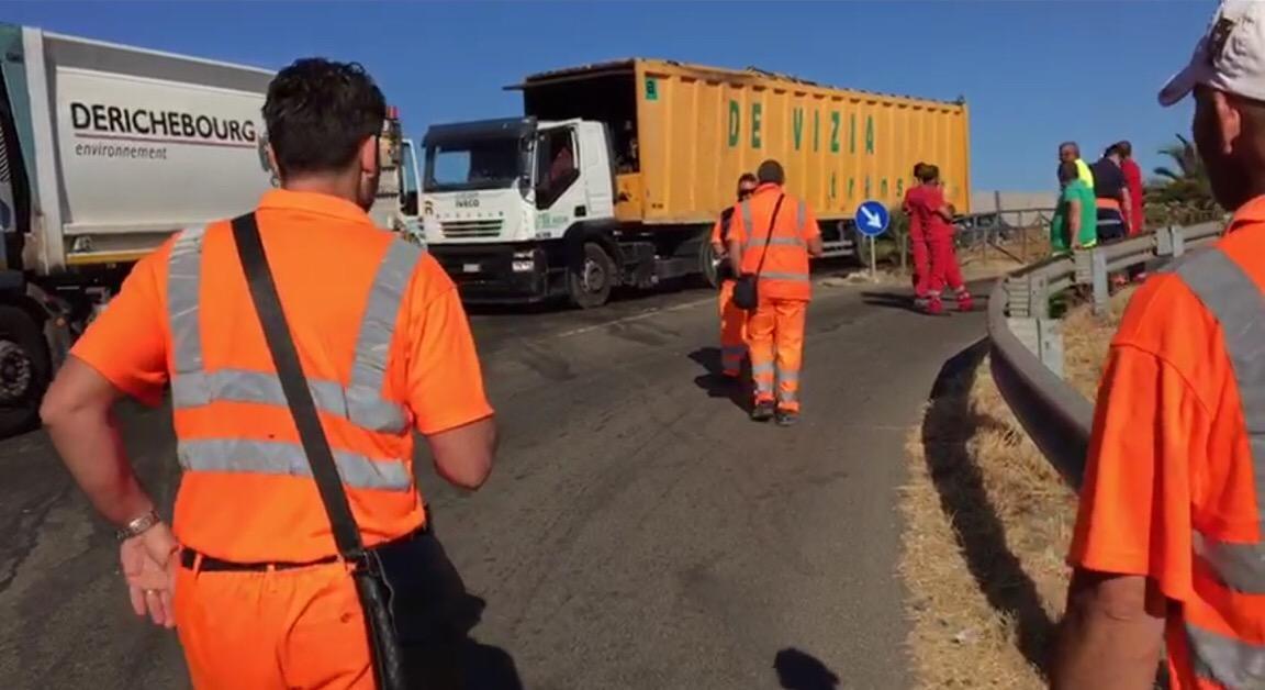 La discarica di Villacidro non accetta rifiuti, decine di autocompattatori bloccati per strada 