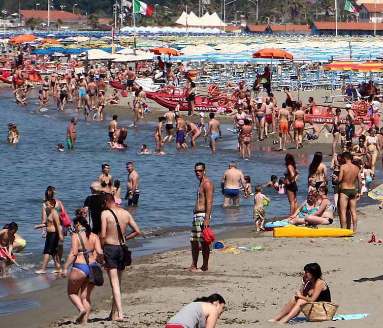 Spiaggia libera, bocciati i servizi igienici e le docce 